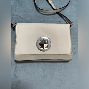 Classic Kate Spade Sally Newberry Lane crossbody, cream and tan 8.5“x 5.25“x 1“